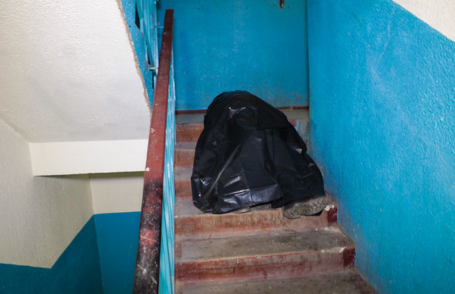 Повесился на своем ремне: киевлянин совершил суицид в подъезде своего дома