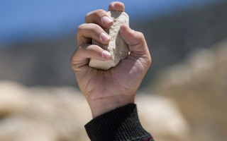 С камнем в руках: дерзкое ограбление произошло под Херсоном