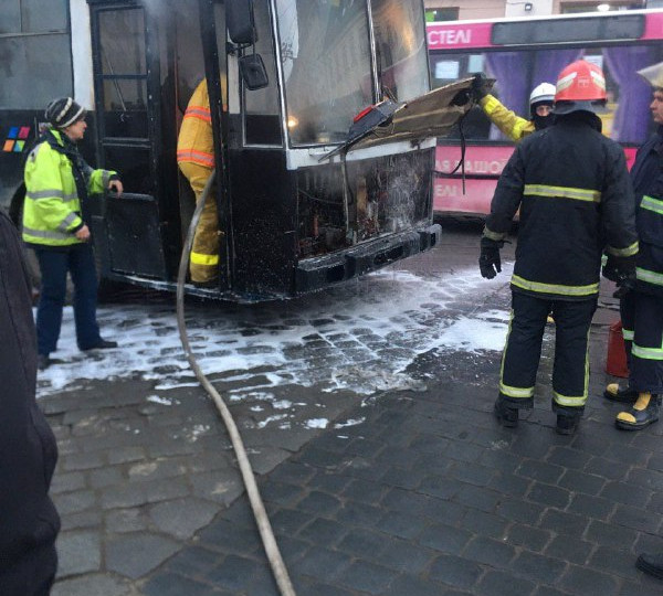 Пожар на колесах: в Черновцах на ходу вспыхнул троллейбус с пассажирами