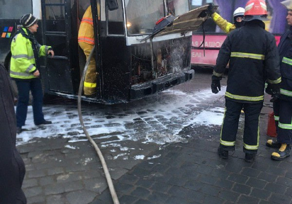 Пожар на колесах: в Черновцах на ходу вспыхнул троллейбус с пассажирами