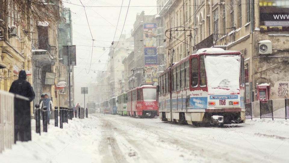 Масштабное ДТП во Львове: трамвай снес легковушку, улицу перекрыли