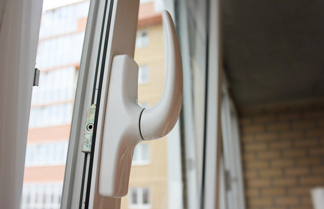 Чудом выжила: в Кривом Роге 2-летняя девочка выпала с третьего этажа