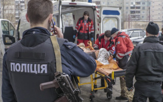 ЧП на Троещине в Киеве: мужчину ударили ножом средь бела дня