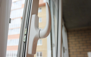 Чудом выжила: в Кривом Роге 2-летняя девочка выпала с третьего этажа