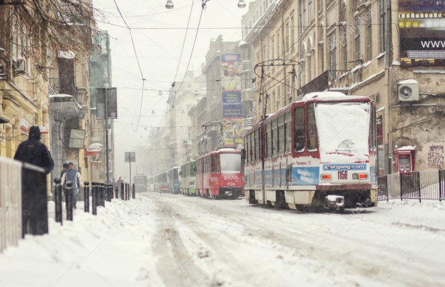Масштабное ДТП во Львове: трамвай снес легковушку, улицу перекрыли