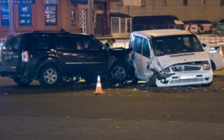 Жуткое ДТП в Киеве: микроавтобус врезался во внедорожник