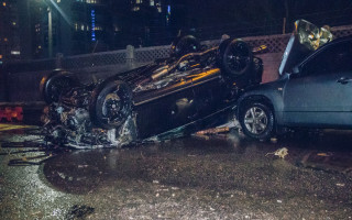 Серьезное ДТП возле моста Метро: автомобиль снес ограждение и перевернулся