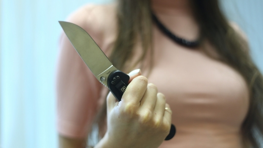 Наносила удары ножом в спину: женщина в Днепре напала на мужчину