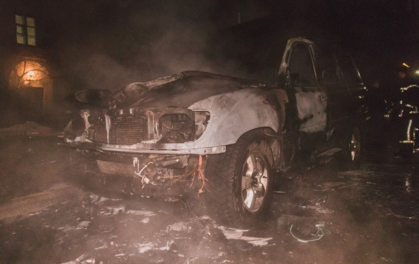 В Киеве неизвестные сожгли автомобиль депутата городского совета