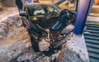 В столице Mitsubishi влетел в подземный переход: есть пострадавшие