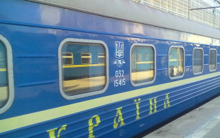Есть пострадавшие: поезд «Киев — Рахов» забросали камнями