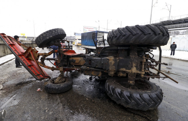 На Столичном шоссе фура снесла снегоуборочный трактор с моста