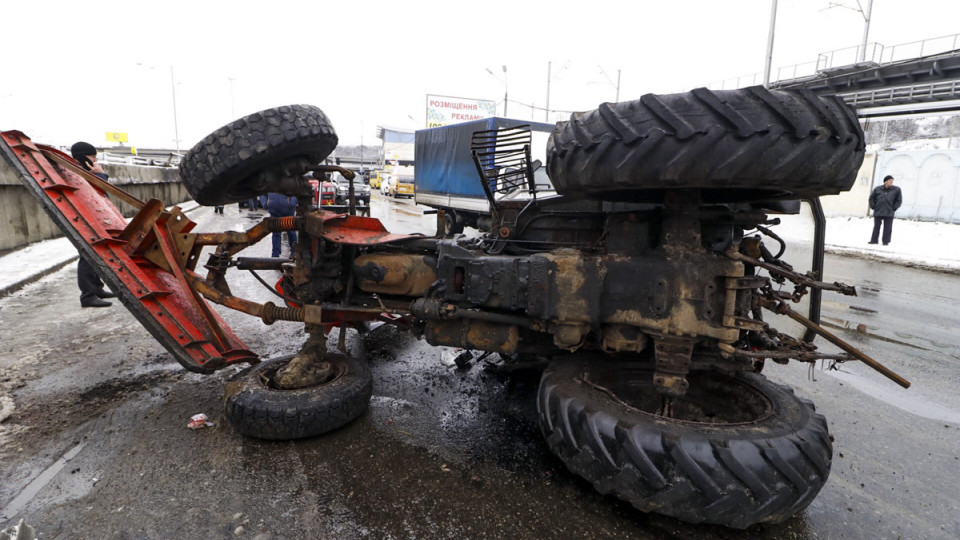 На Столичном шоссе фура снесла снегоуборочный трактор с моста