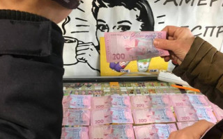 Співробітник ДФС погорів на хабарі: ДБР повідомило подробиці