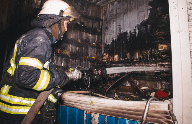 Пожар в Киеве: на Левобережной горел рынок