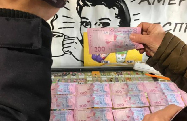 Співробітник ДФС погорів на хабарі: ДБР повідомило подробиці