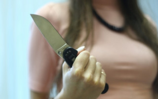 «Сам упал на нож»: в Киеве задержали женщину, подрезавшую сожителя