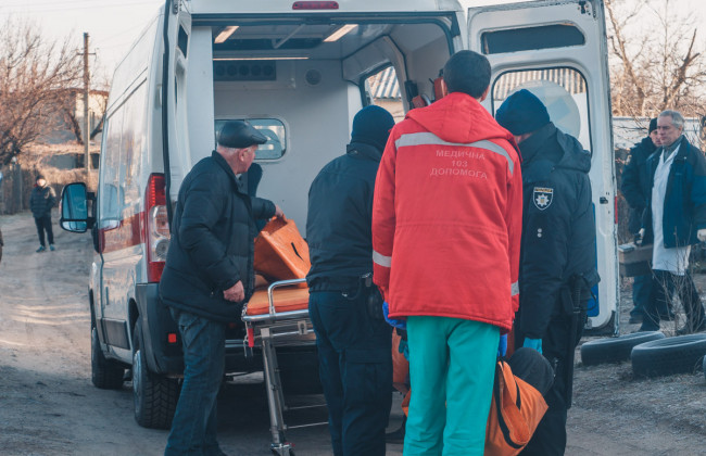 Били битами: неизвестные в масках напали на трех женщин и отобрали пенсию