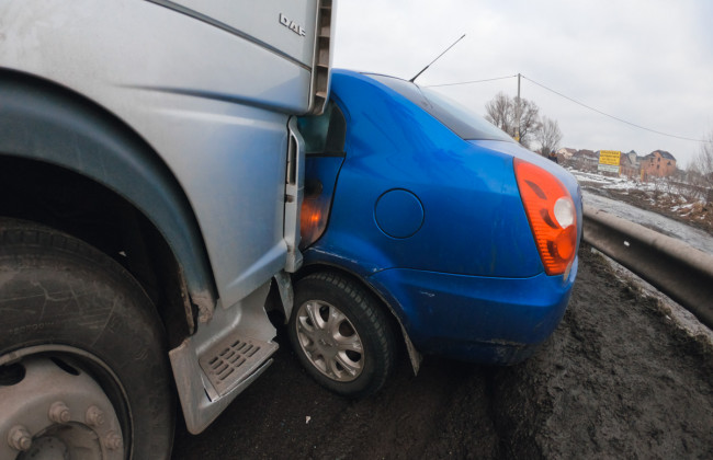 ДТП на Окружной: фура снесла легковой автомобиль