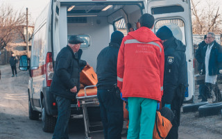 Били битами: неизвестные в масках напали на трех женщин и отобрали пенсию