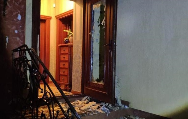 Дом матери известного бизнесмена обстреляли из гранатомета на Закарпатье
