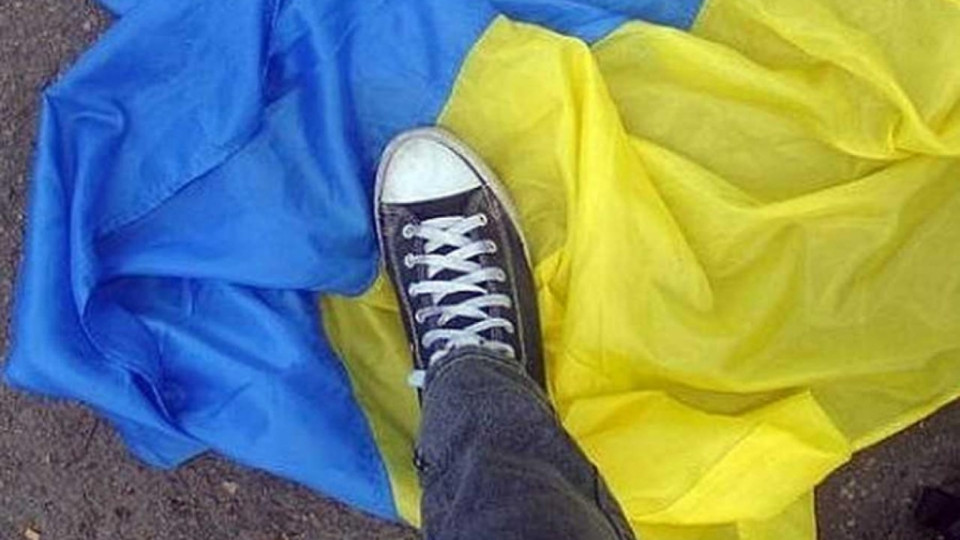 Невідомий, лаючись, розтрощив Державний прапор на Житомирщині