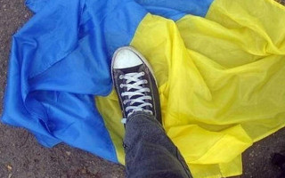 Невідомий, лаючись, розтрощив Державний прапор на Житомирщині