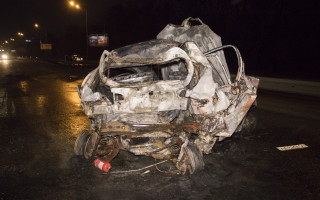 Трагическое ДТП в Киеве: внедорожник смял такси, пассажир сгорела заживо