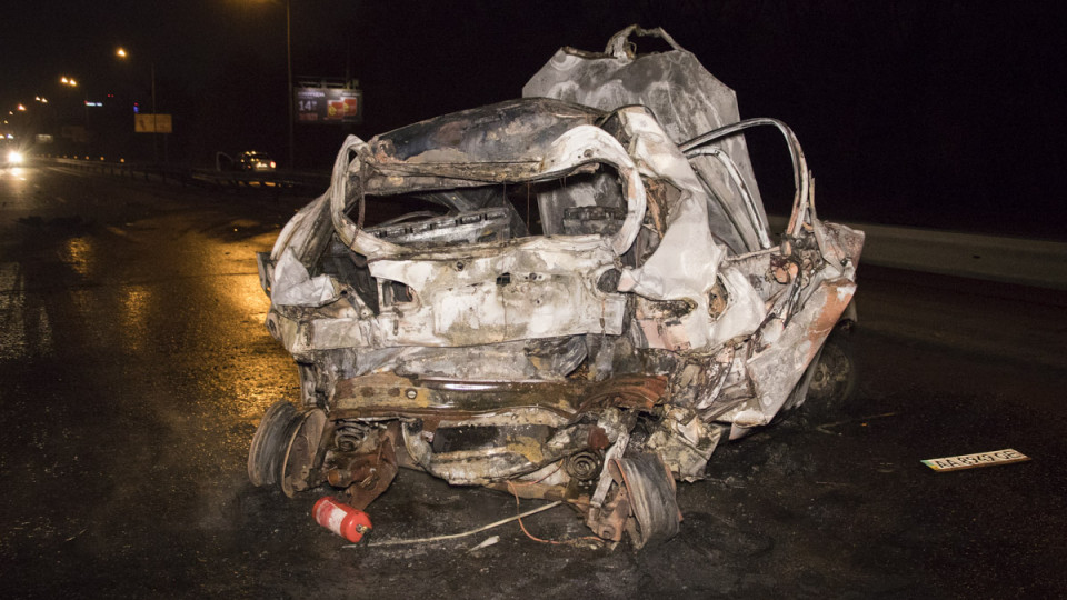 Трагическое ДТП в Киеве: внедорожник смял такси, пассажир сгорела заживо