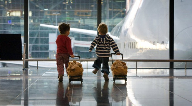Документи підробили: зловмисники намагались вивезти з України двох дітей
