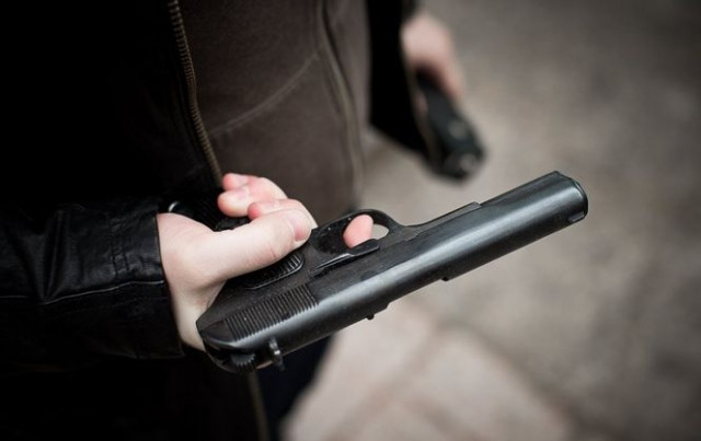 Справляли малую нужду: в Ровно владелец магазина расстрелял двух прохожих