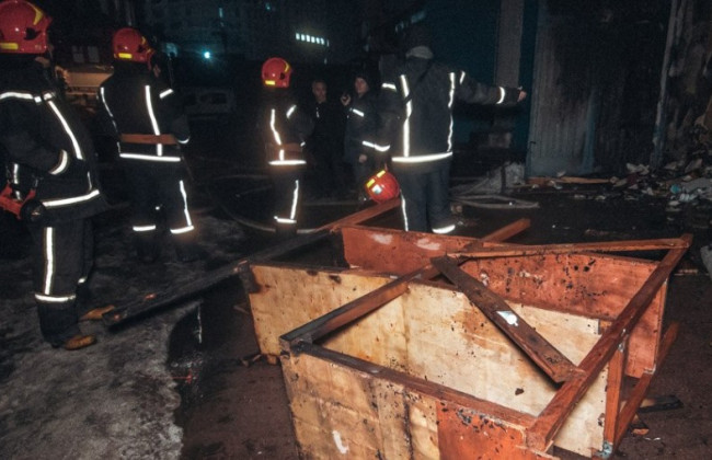 Масштабный пожар на складах в Киеве: первые подробности