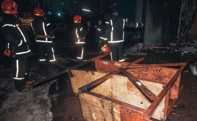 Масштабный пожар на складах в Киеве: первые подробности