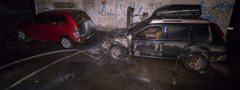 Пожар на Подоле в Киеве: вспыхнули две иномарки