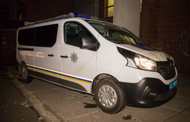 В Киеве возле многоэтажки нашли тело без головы: пенсионерка выпала с 7 этажа