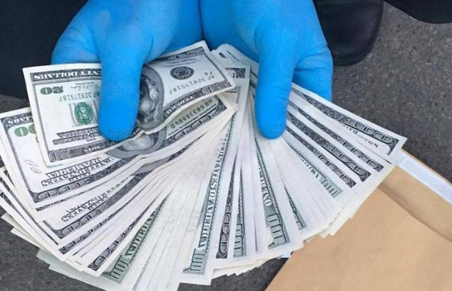 Видурили у пенсіонерки всі заощадження: у Києві затримали зухвалих шахраїв