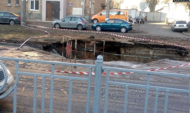 В столице провалилась дорога: троллейбусы изменили маршруты