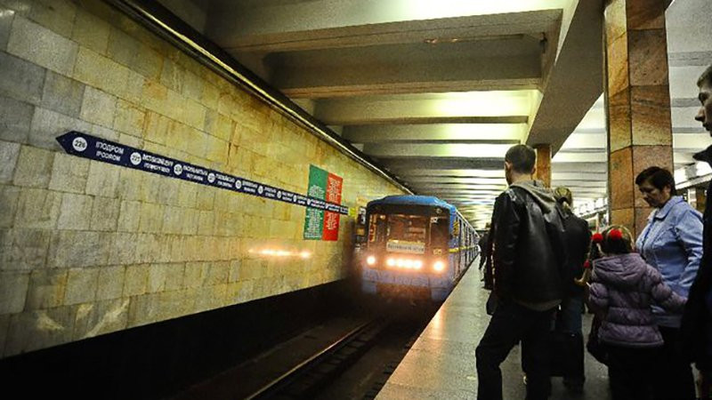 Чудом спаслись: подростки в Киеве массово бросались под поезд метро