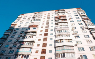 Трагедия в Киеве: молодой мужчина повесился в подъезде