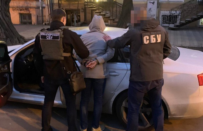 Брал взятки за растаможку «евроблях»: под Одессой задержали таможенника