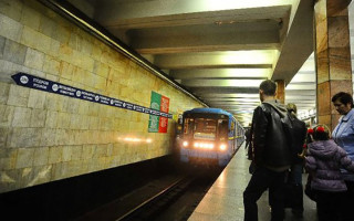 Чудом спаслись: подростки в Киеве массово бросались под поезд метро