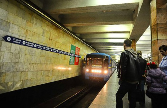 Чудом спаслись: подростки в Киеве массово бросались под поезд метро