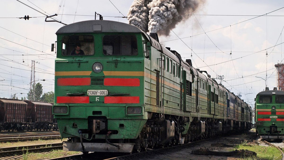Под Донецком вспыхнул тепловоз, перевозивший цистерну с серной кислотой