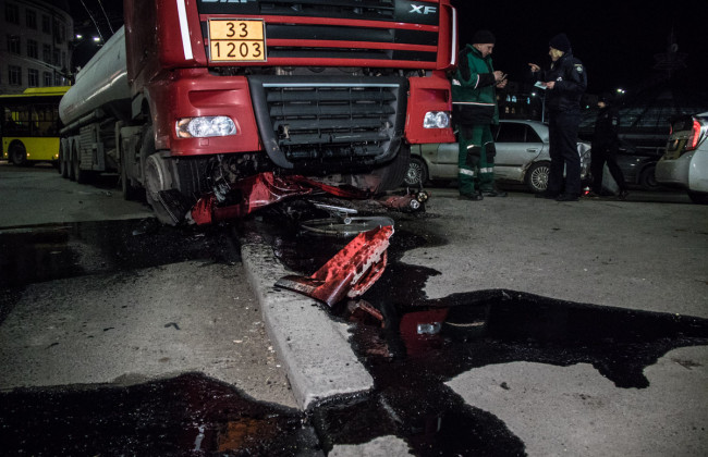 В Киеве бензовоз влетел в легковушку и залил дорогу маслом