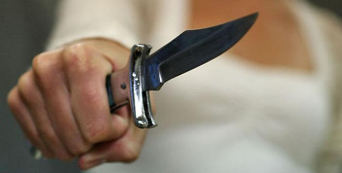 Двадцять ударів ножем: чоловік познущався над власною дружиною