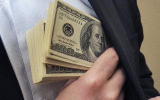 Требовал крупную взятку: в Киеве задержали должностное лицо банка