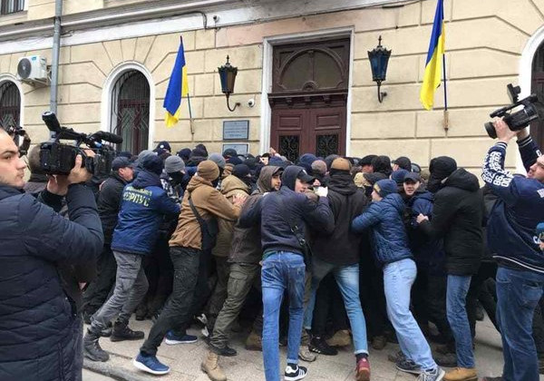 В Одессе штурмуют здание медицинского университета: есть подробности