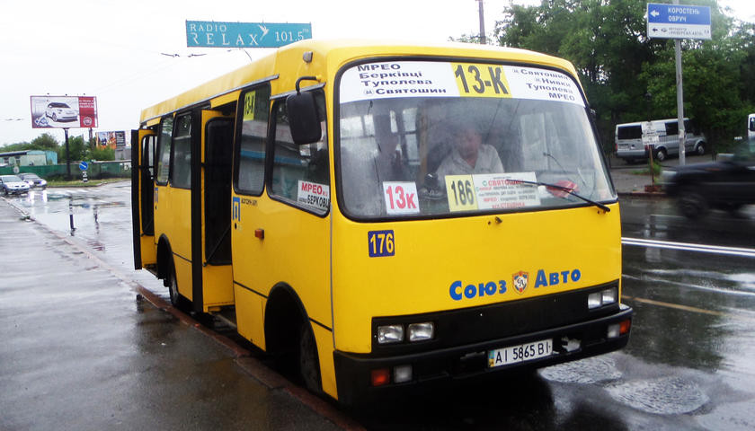 При помощи кирпича: киевский маршрутчик на ходу «отремонтировал» транспорт