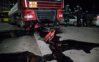 В Киеве бензовоз влетел в легковушку и залил дорогу маслом