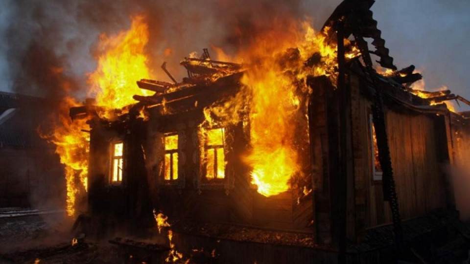 Спалив два будинки: на Хмельниччині сімейна сварка завершилася масштабною пожежею